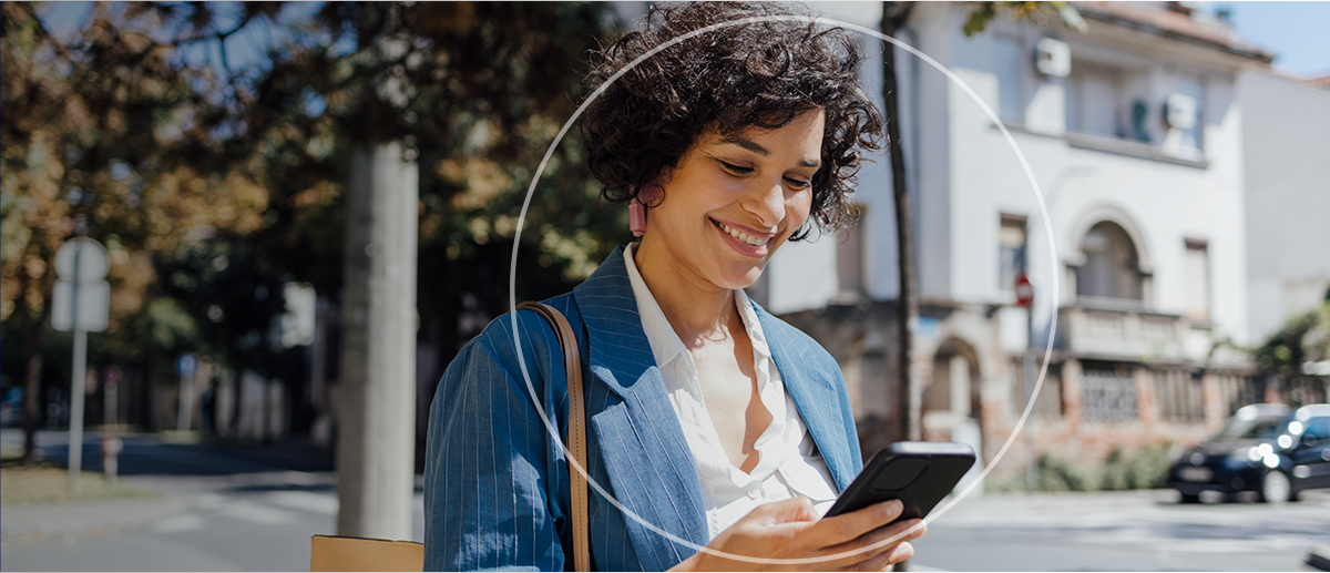 Mujer manejando la APP Guardian desde su celular